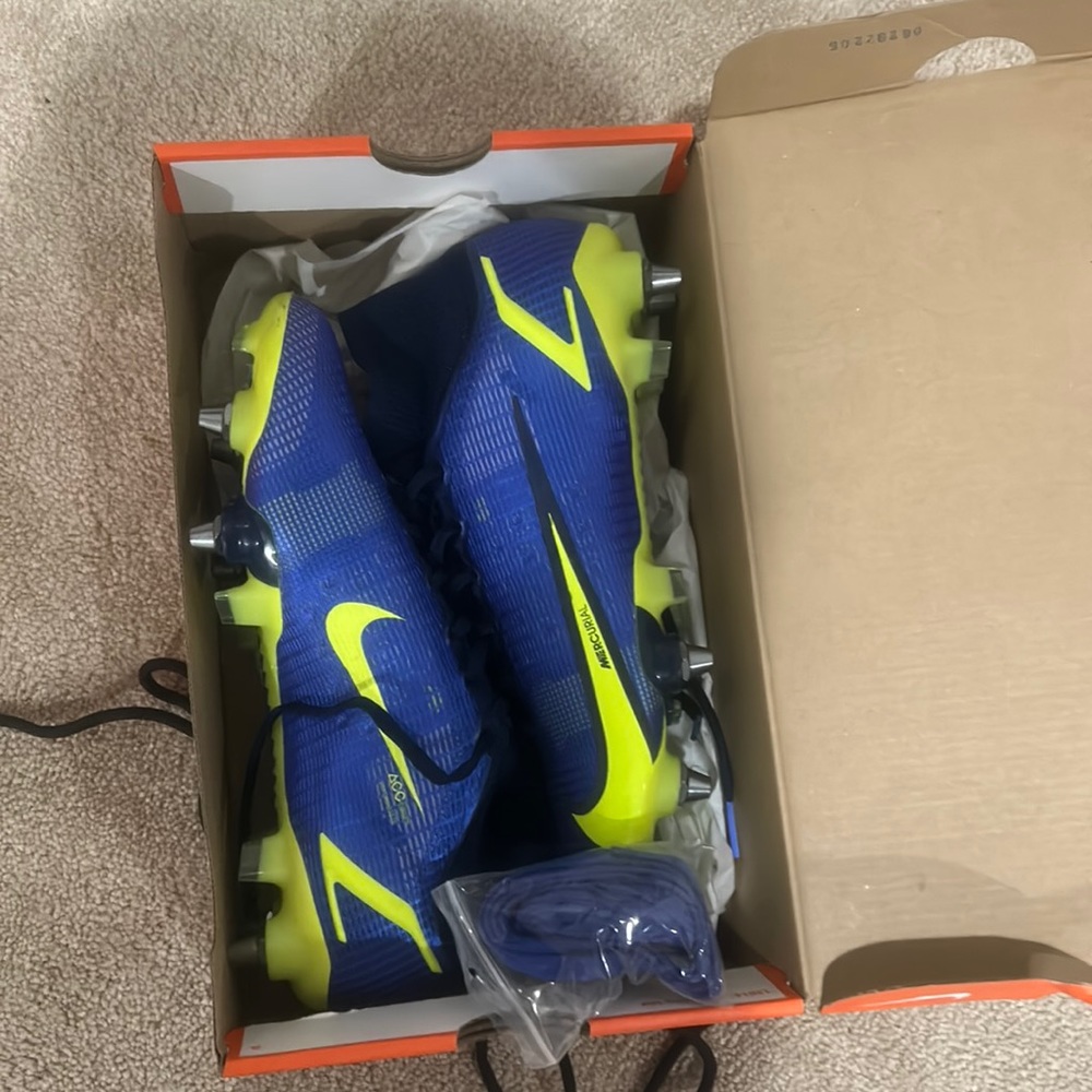never worn, my daughter ordered the wrong size